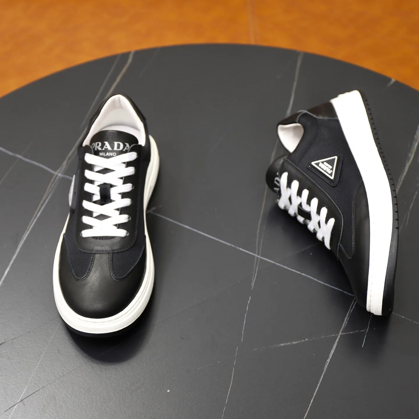 Ex-factory price: 420💰🙅‍♂️🙅‍♂️🙅‍♂️ Brand: PRADA Standard code: 38–44 (45 can be customized) Grade: Same as the official website Material: Original cowhide fabric Comfortable pigskin lining Lightweight wear-resistant outsole Style category: Men's fashionable casual shoes and boots Running sports shoes Distinguished luxury brand elements Top luxury Color: actual picture color
